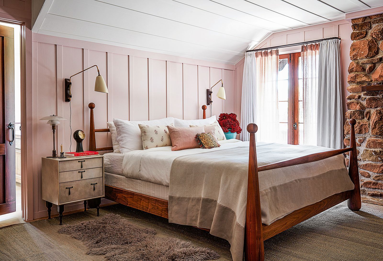 El espíritu de Yves Saint Laurent, Wes Anderson y David Bowie todavía flota en el aire. Anne Hathaway y Adam Shulman tiñeron el dormitorio de un rosa romántico (mezcla personalizada de Farrow & Ball). “Simplemente aman el rosa”, cuenta la diseñadora Pamela Shamshiri. La cama, por cierto, fue hecha a medida.