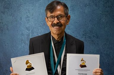 Radicado en Los Ángeles desde 1975, Ciro Hurtado nació en Moyobamba y creció entre guitarras, viajes y silencios. Medio siglo después, su música sigue cruzando fronteras sin perder acento peruano.