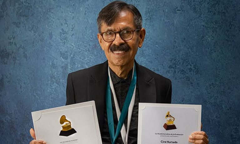 Radicado en Los Ángeles desde 1975, Ciro Hurtado nació en Moyobamba y creció entre guitarras, viajes y silencios. Medio siglo después, su música sigue cruzando fronteras sin perder acento peruano.