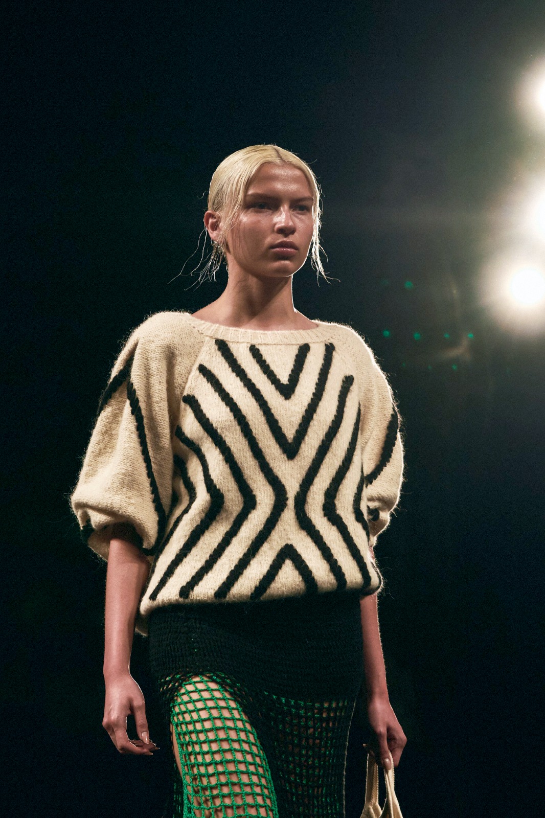 Chompa de alpaca y algodón bordada a mano, con falda a crochet en algodón pima.