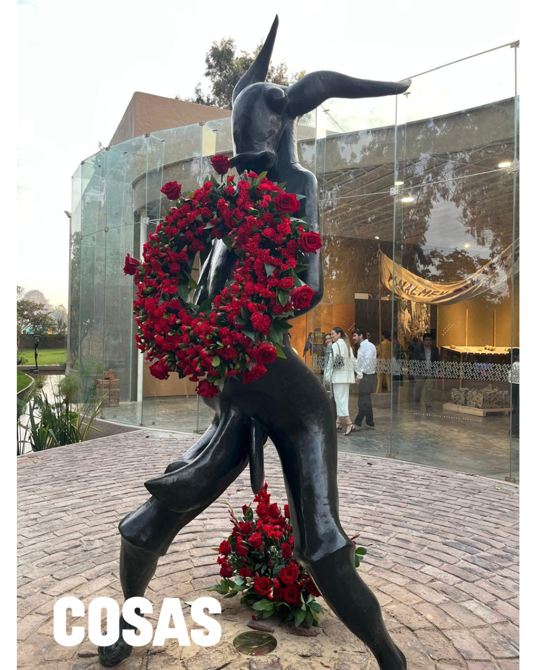 En la jornada de inauguración, la escultura El Guardián, del maestro Gerardo Chávez, de tres metros de altura, da la bienvenida a los visitantes en los espacios del Museo de Arte Moderno de Trujil