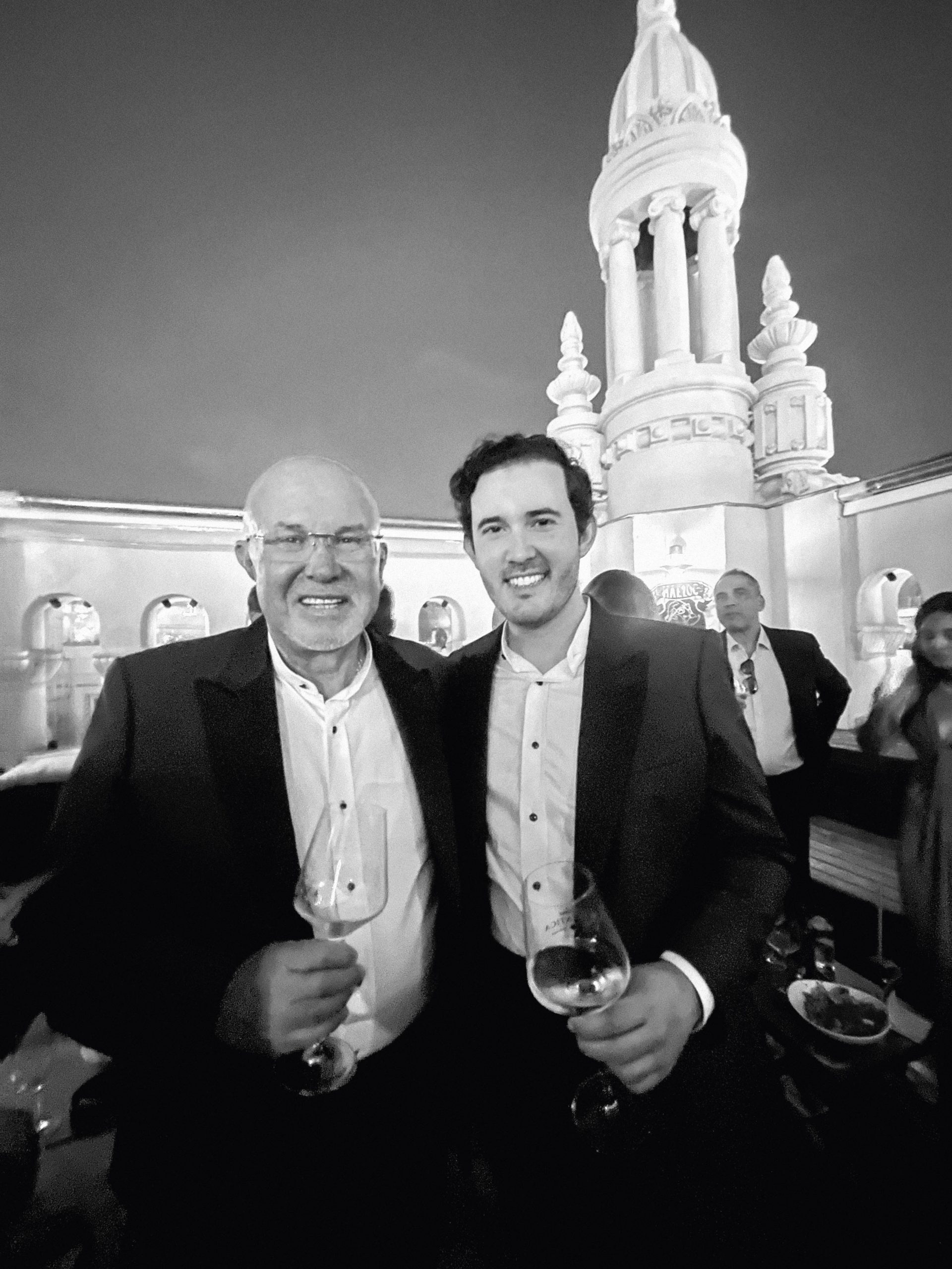 Un retrato íntimo: Carlos Bruce y Alejandro, acompañándose en cada etapa personal y profesional.