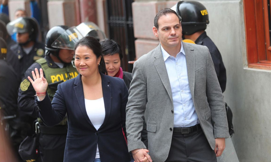 Keiko Fujimori y Mark Vito, en una de las tantas travesías judiciales antes de que el romance llegue a su fin.