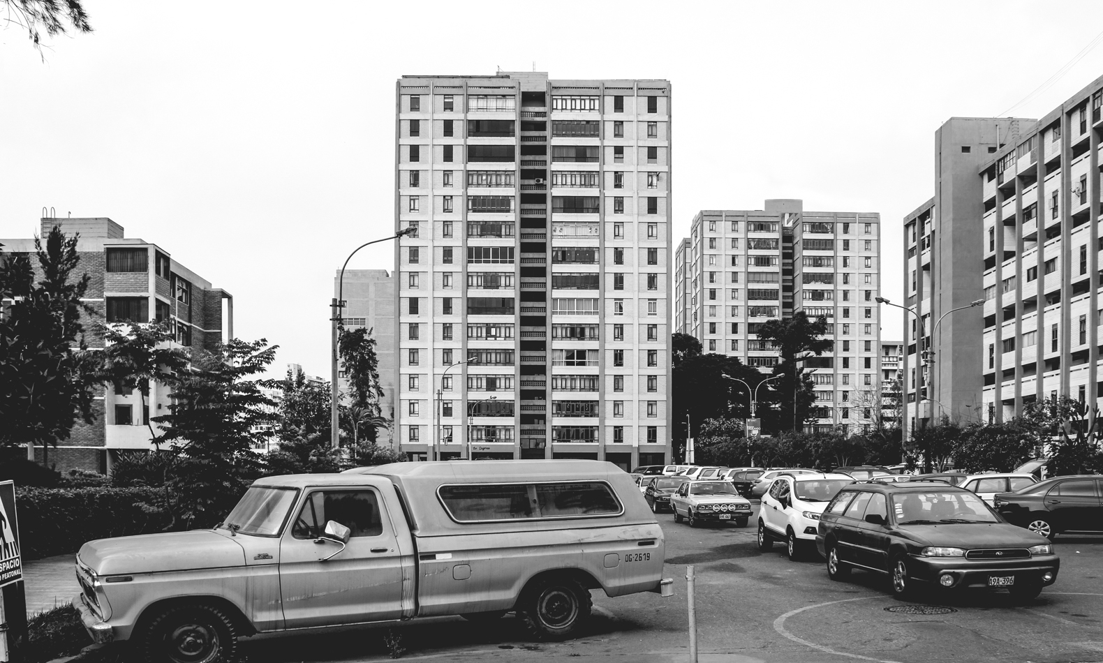 Residencial San Felipe (1963), Lima. Proyecto colectivo en el que Ciriani participó antes de viajar a Francia. Un hito en la historia de la vivienda social peruana.