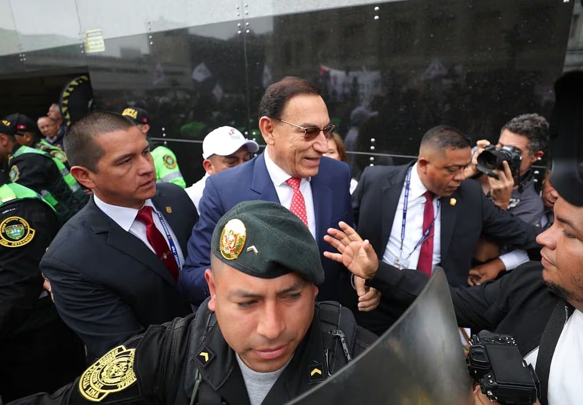 Martín Vizcarra durante su traslado al penal de Barbadillo, donde cumplirá prisión efectiva. La imagen que simboliza el cierre judicial del día, pero no el final de su relato político en la conversación digital.