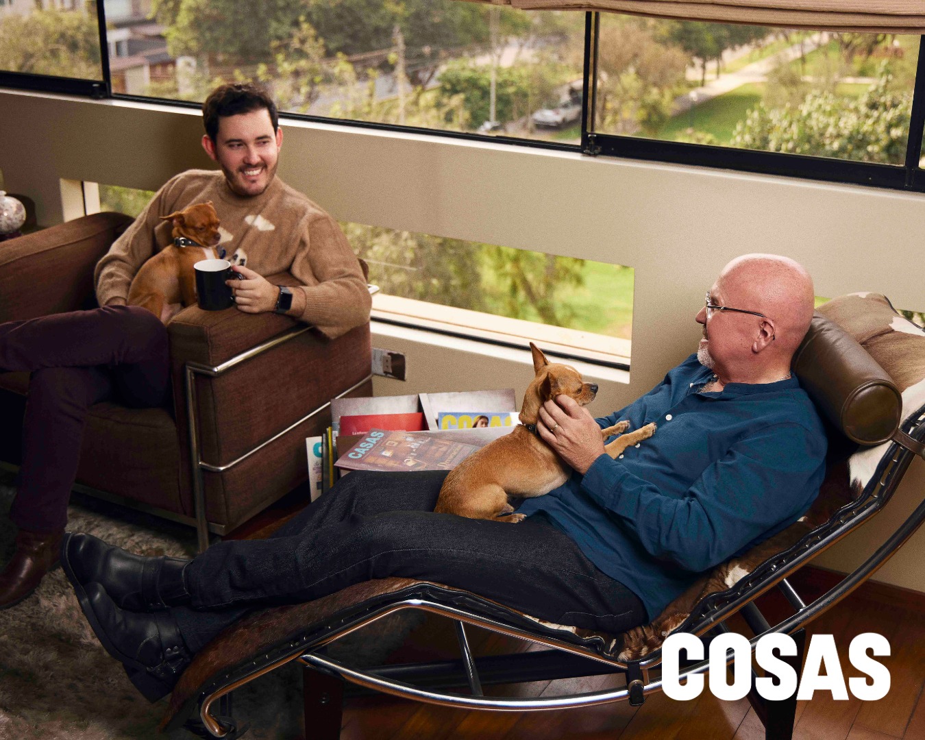 Bruce y su pareja, Alejandro, compartiendo un instante de complicidad