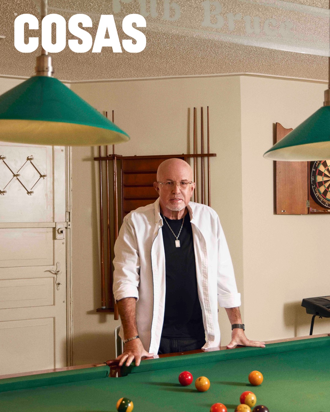 Carlos Bruce es un secreto apasionado de la decoración de interiores. Él es el responsable de darle un toque lúdico a su hogar, con una mesa de billar, una consola de videojuegos, dardos y un ajedrez.