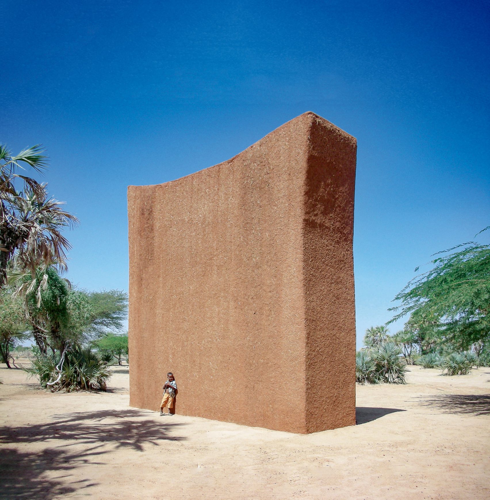 En Makaranta, su escuela en Níger, Not Vital transforma la arquitectura en emoción: una escultura hecha de voces, viento y vida.