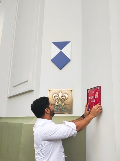 El momento en que todo cobra sentido: la placa de la Michelin Key encuentra su lugar en Hotel B, símbolo del compromiso con el diseño, el servicio y las experiencias que elevan la hospitalidad en Barranco