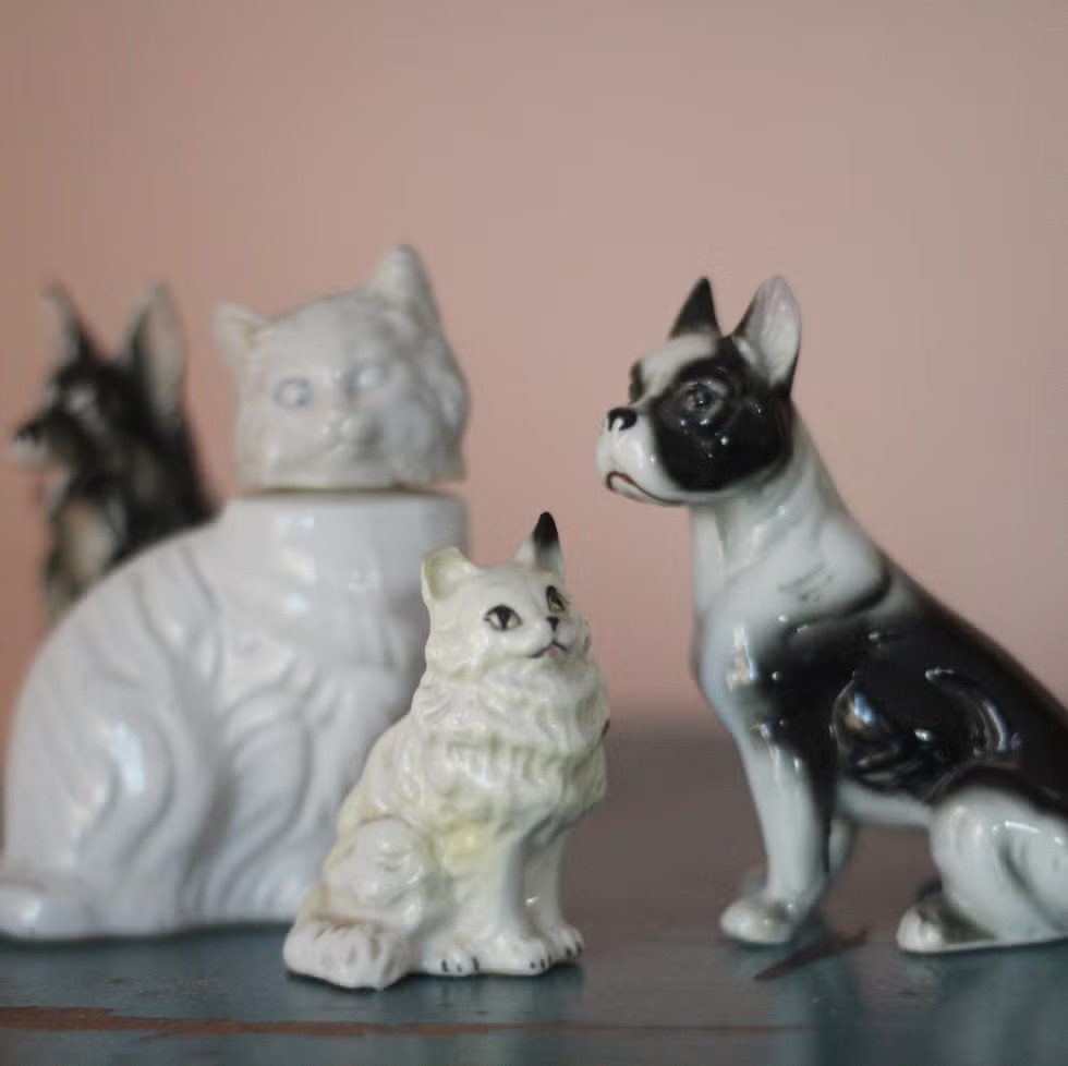 En el comedor la casa de Jenna Gross, fundadora de Colordrunkfun Designs, los tonos saturados y los toques modernos se mezclan con vajilla vintage y figuritas de cerámica antiguas.