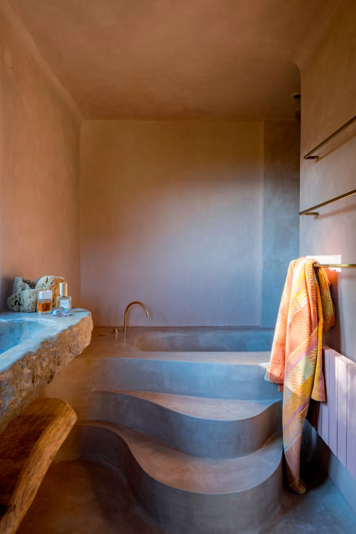 La pareja adoptó un enfoque escultórico para diseñar su hogar… con superficies táctiles y materiales naturales: la roca está presente en todas partes.