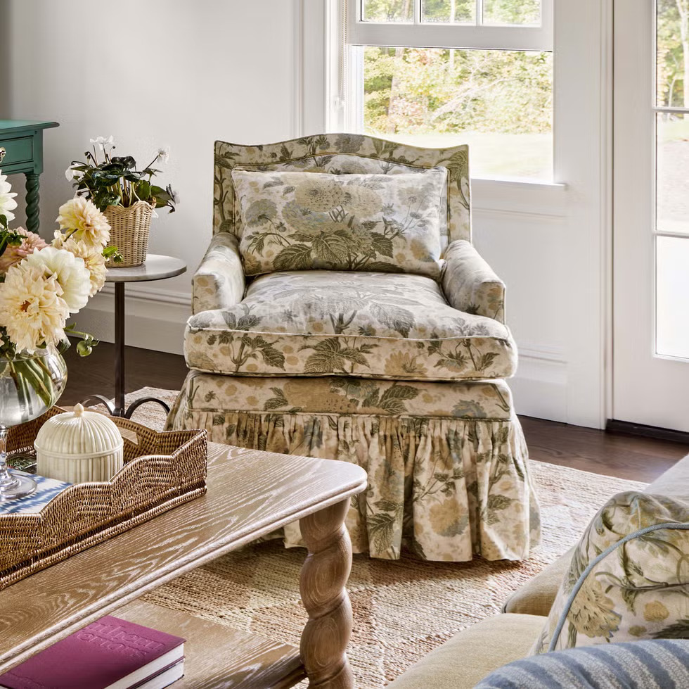En esta casa diseñada por Jennifer Hunter los sillones con faldones juegan un papel importante poniendo encanto campestre pintoresco.