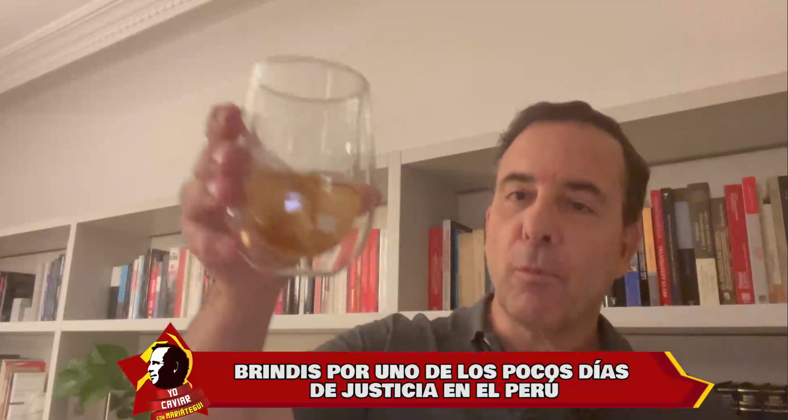 Tras conocerse el fallo, Aldo Mariátegui brinda con whisky en mano por la sentencia.