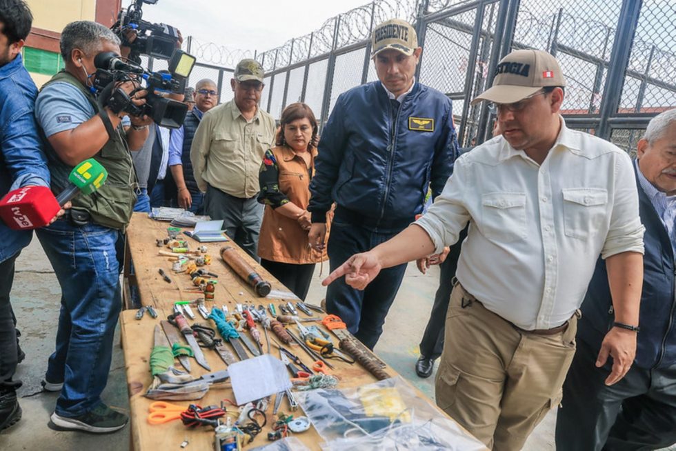 Jerí supervisa armas incautadas durante un operativo policial, acompañado por autoridades y prensa.