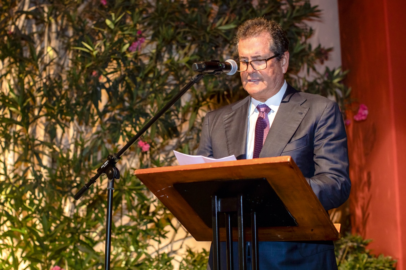 Luis Romero, presidente del Directorio de Credicorp y el BCP, durante sus palabras de presentación, destacando el compromiso institucional con la investigación y difusión del patrimonio cultural peruano