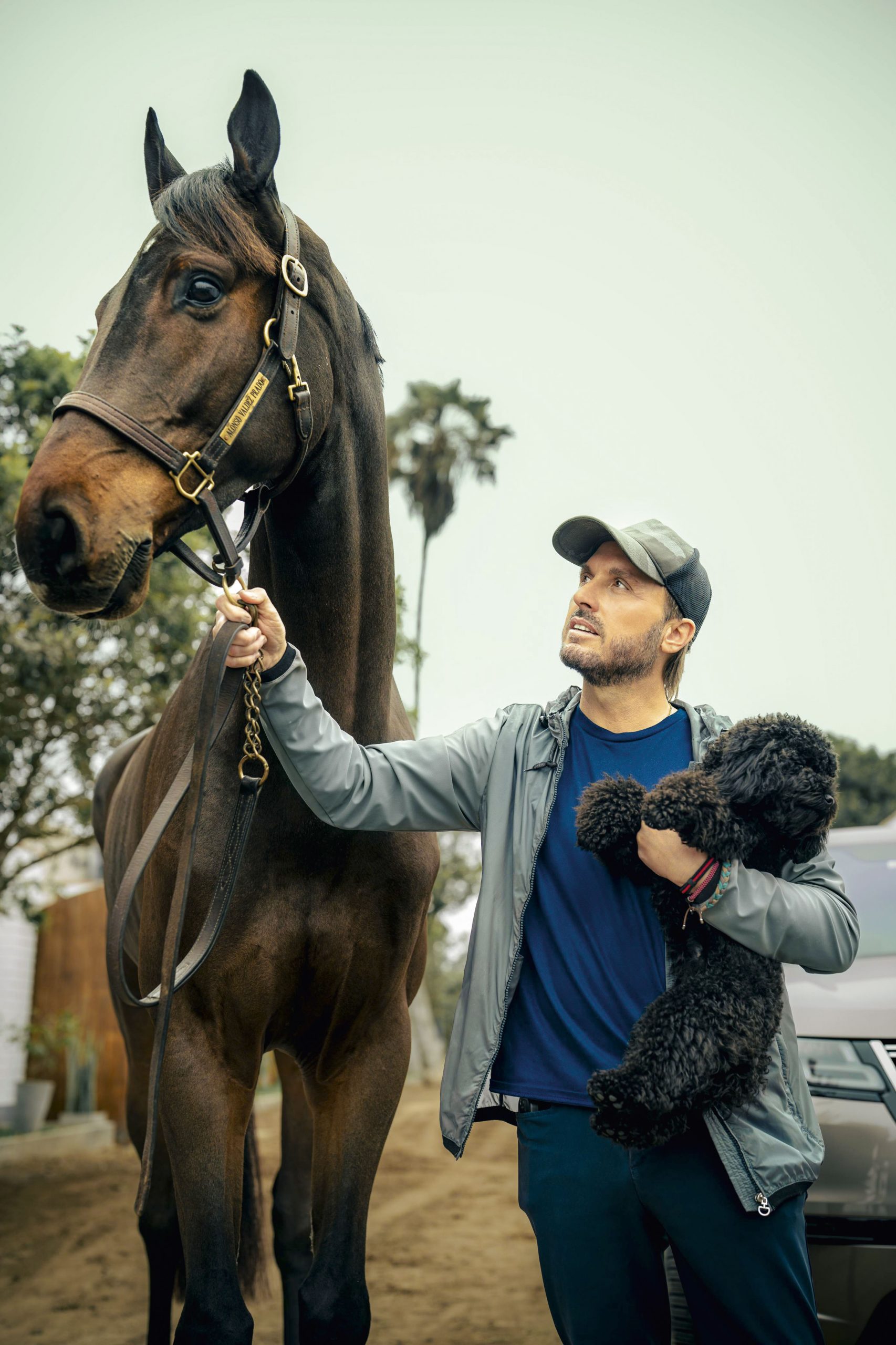 Alonso en su espacio natural: la complicidad silenciosa con el caballo que lo acompaña en cada salto