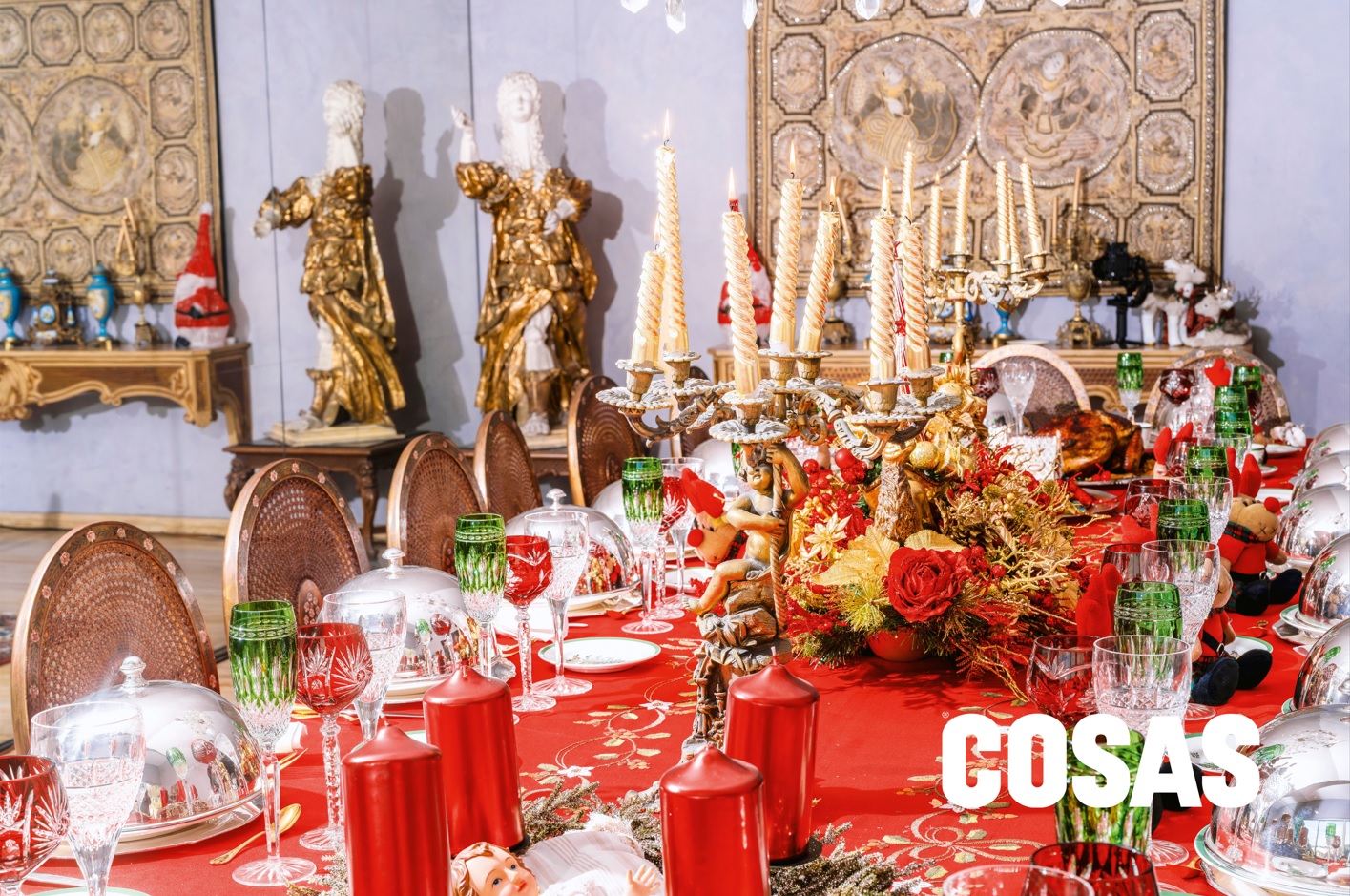 Utilizando los colores rojos y verdes alusivos a la Navidad, la mesa tiene la calidez y elegancia que tan linda fecha evoca para la familia.