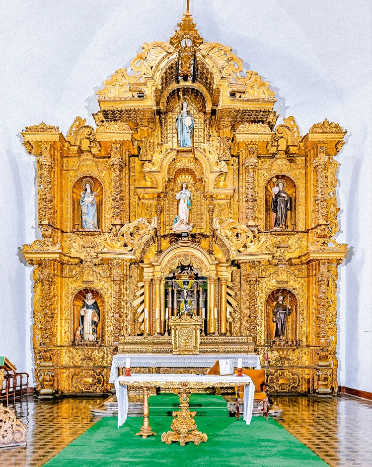 Retablos y altares funcionaron como verdaderos escenarios simbólicos dentro de la clausura: espacios donde fe, arte y poder convivieron lejos de la mirada pública, pero en diálogo constante con la ciudad.