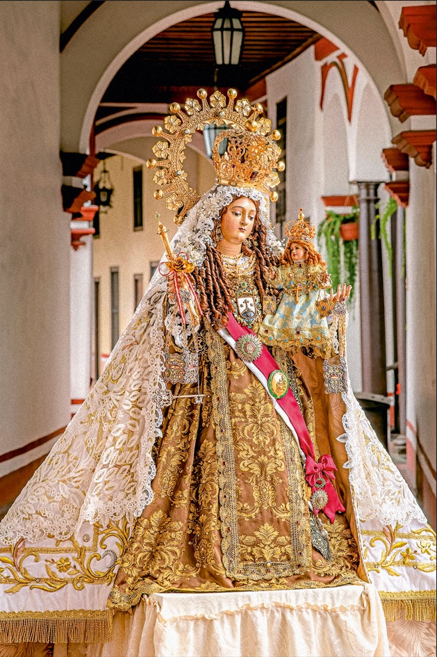 Devoción, ornamento y presencia urbana: imágenes procesionales que conectaban el mundo cerrado del claustro con la vida religiosa de la ciudad virreinal.
