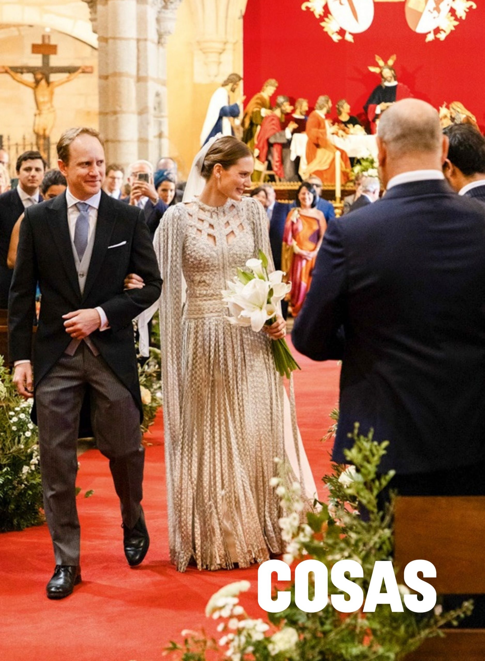 Cáceres como altar de un tornaviaje: los novios avanzan por la alfombra de flores en la Iglesia de Santiago de los Caballeros, acompañados por la música de la Orquesta Barroca de Badajoz, en un día donde la historia familiar y la tradición peruana encontraron su lugar en el renacimiento cultural del Hotel Palacio de Godoy.