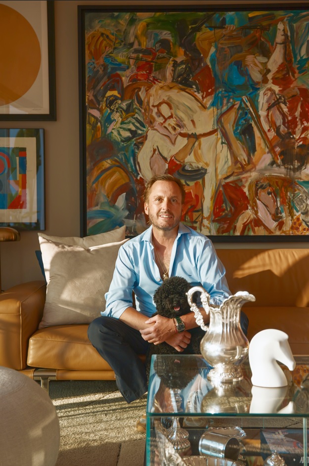 Con su compañero más fiel: un respiro necesario entre viajes, entrenamientos y competencias.