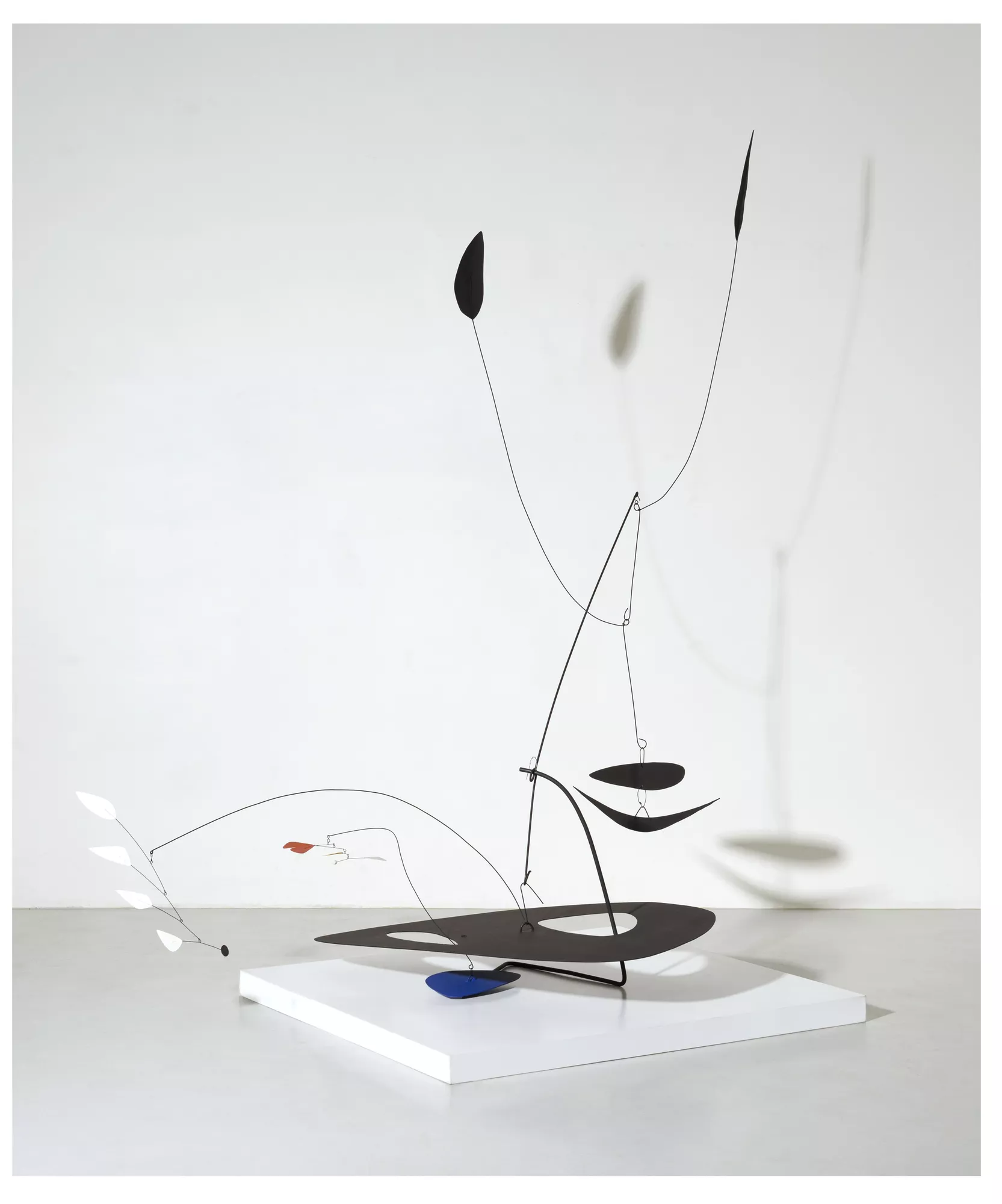 Alexander Calder, Lirio de Fuerza, 1945. © 2025 Calder Foundation, Nueva York