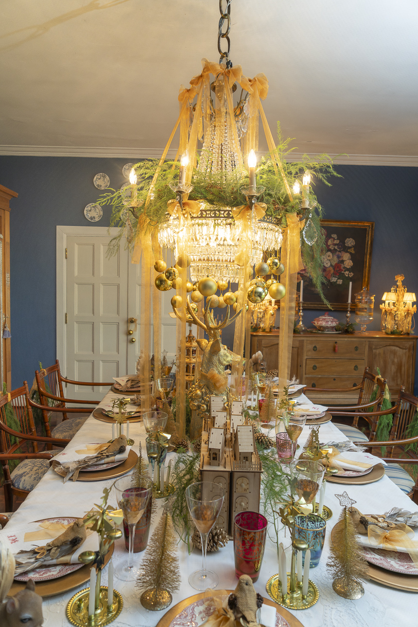 La mesa navideña marca el tono de la celebración: mantel, flores y coherencia visual.