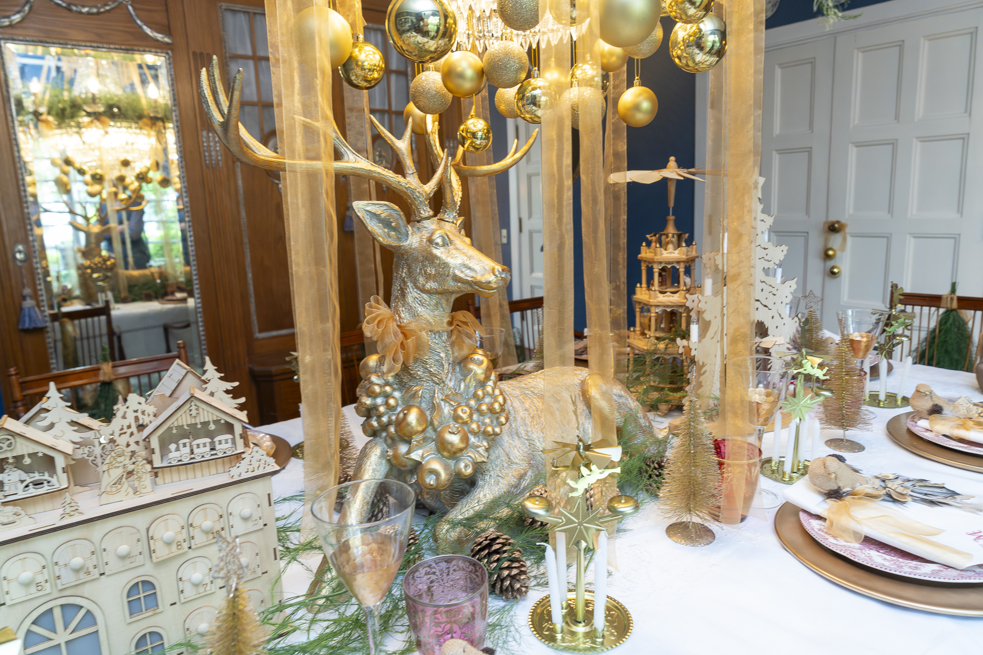 Figuras, velas y pequeños acentos decorativos elevan la experiencia de recibir en casa.