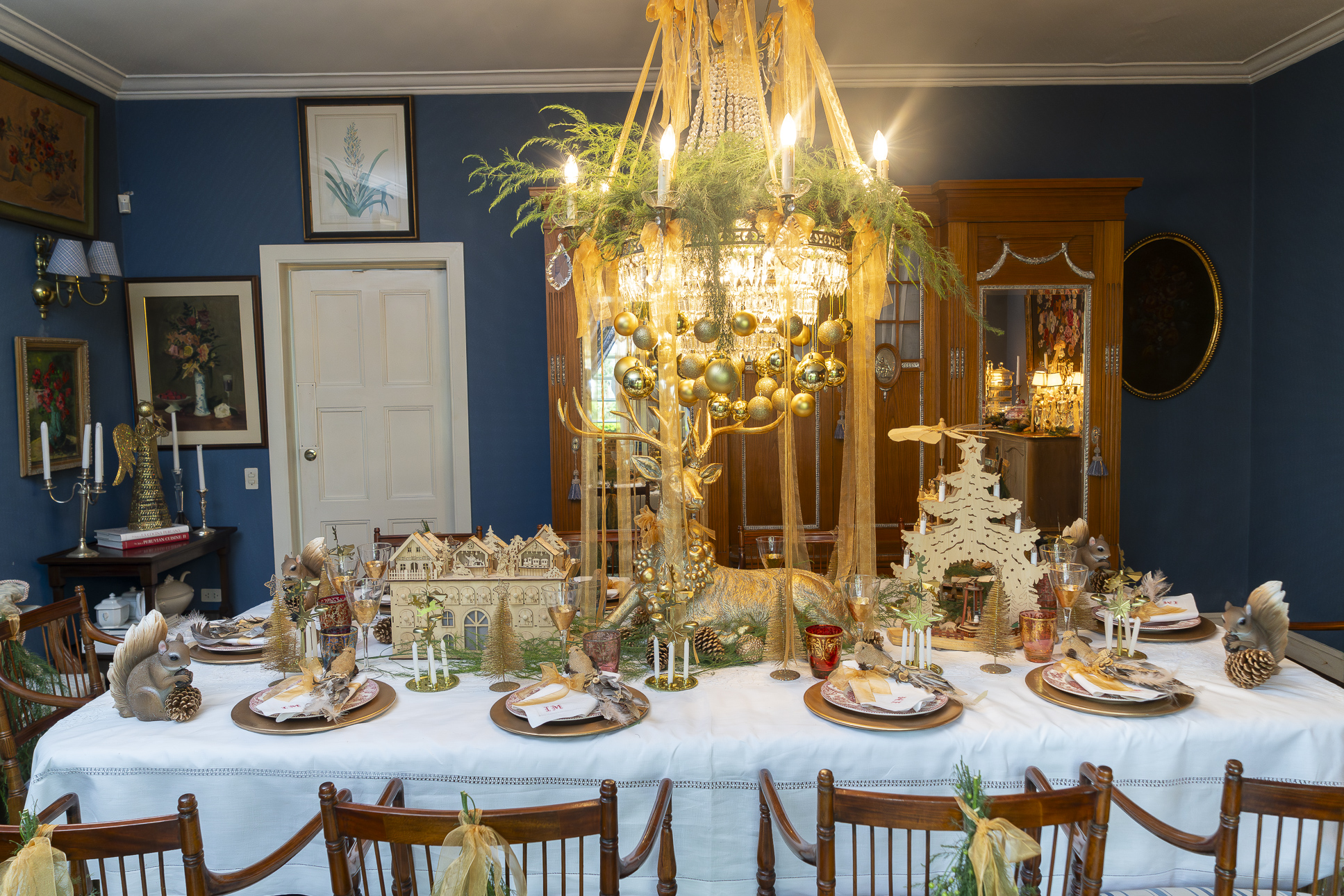 Detalles dorados, follajes naturales y luz cálida crean una atmósfera acogedora y sofisticada.