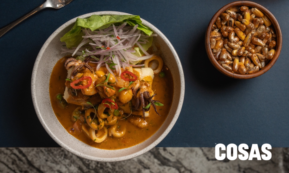 Humita con salsa de mariscos.