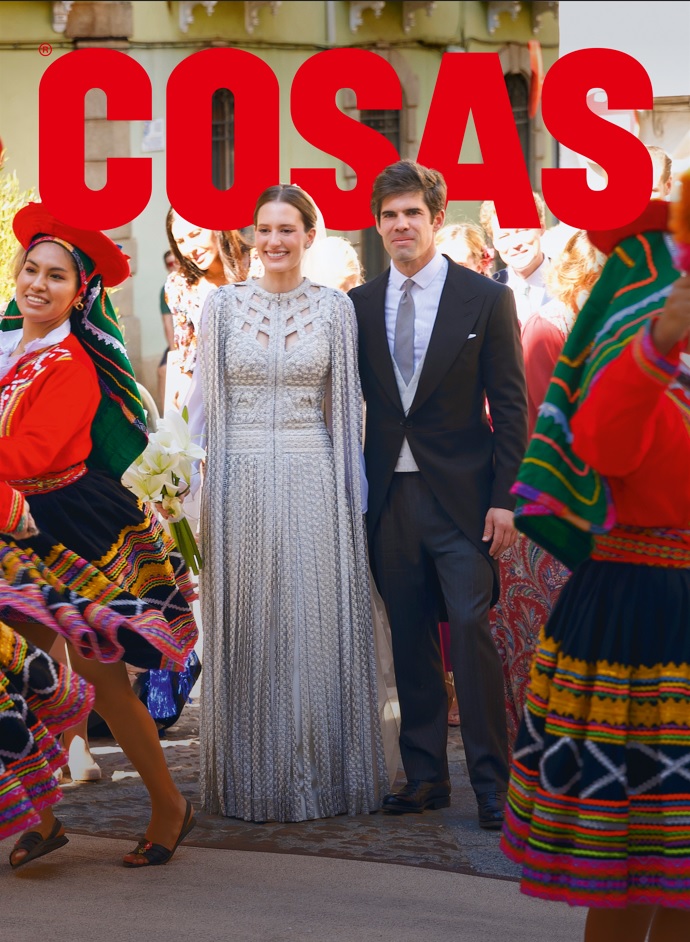 Cuando el amor inaugura un puente: Fernando Palazuelo y Micaela Belmont caminan entre el baile La Valicha y tradición amazónica, estrenando simbólicamente una historia de encuentro en Cáceres, donde también renace el espíritu de un palacio convertido en Hotel Palacio de Godoy.