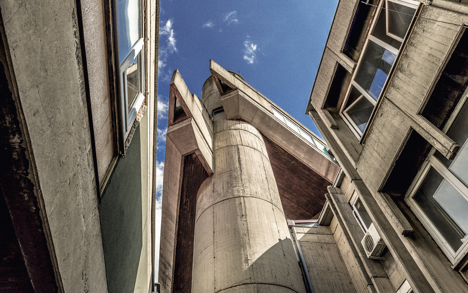 El proyecto de Skopje fue el primer encargo internacional de gran escala para un arquitecto japonés: Kenzo Tange, autor del Gimnasio Nacional Yoyogi de Tokio.