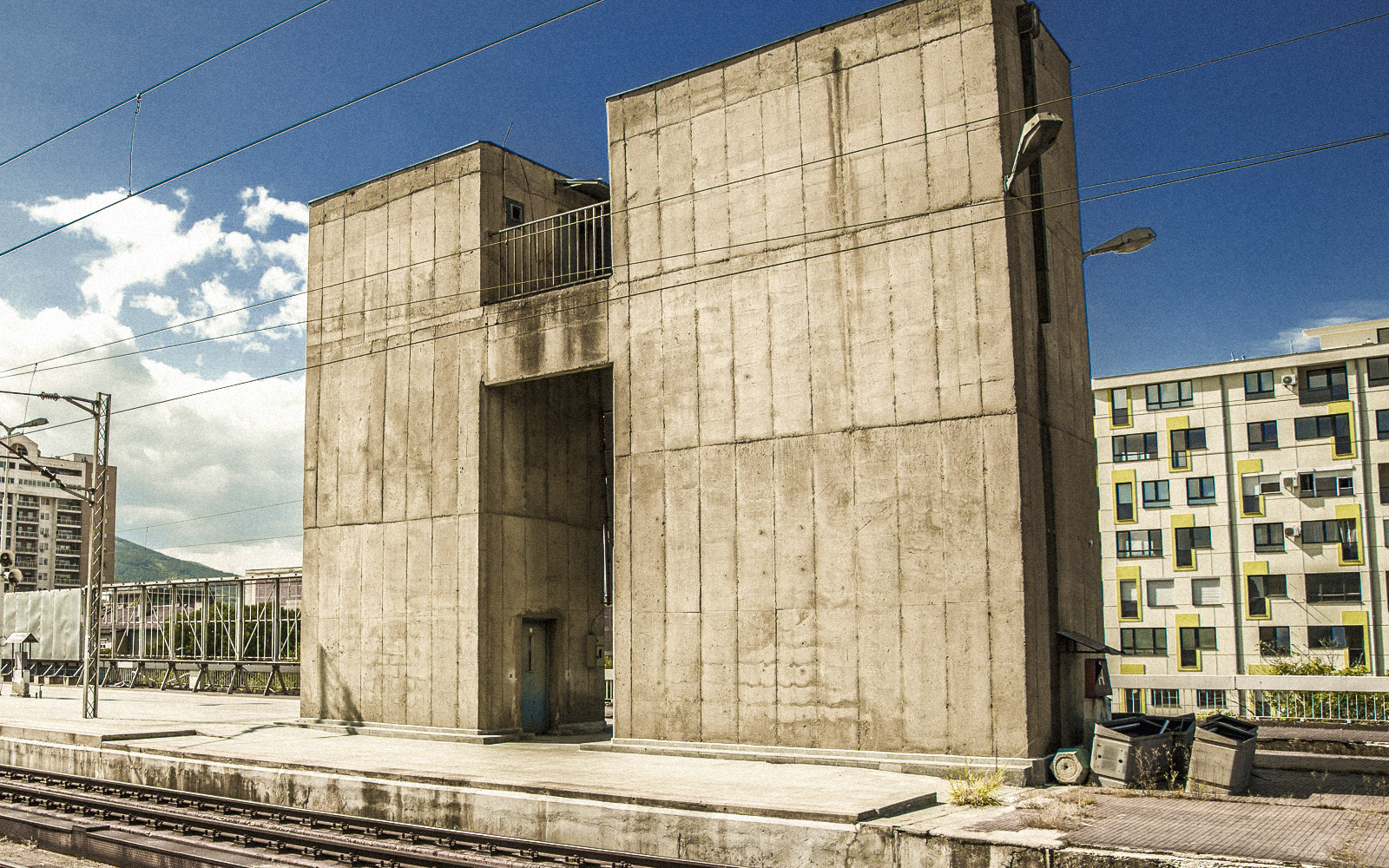 En 2014, el plan Skopje 2014 intentó “embellecer” la ciudad con fachadas neoclásicas y esculturas nacionalistas kitsch, una revisión artificial de su identidad brutalista.