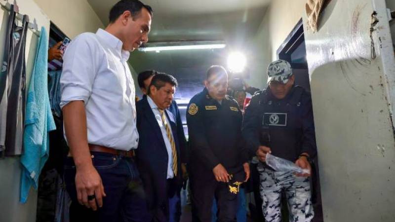 El presidente recorre un penal junto a mandos policiales, en una intervención orientada al control interno.
