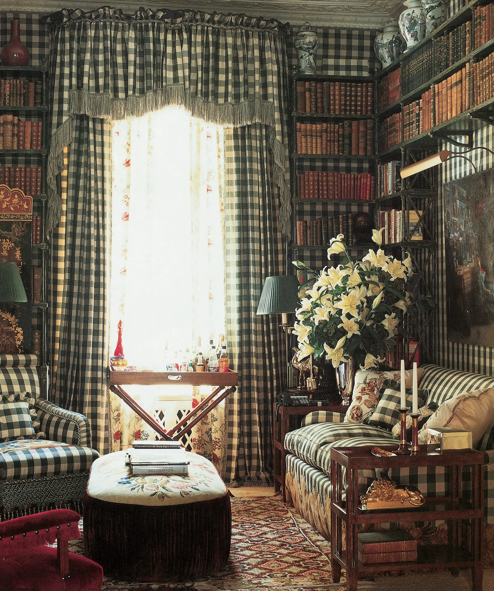 El vichy era un leitmotiv recurrente en las residencias de Valentino. En el primer piso, la acogedora biblioteca se vestía con una paleta envolvente de verdes y cremas, reforzando la sensación de comodidad y calma del espacio.