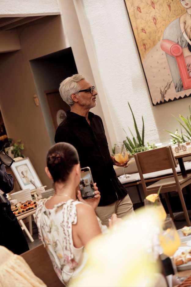 Fito Espinosa introduce el universo simbólico de 12 Elementos y guía el taller de acuarela.