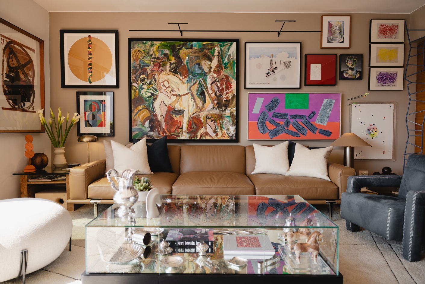 La sala reúne arte peruano y piezas internacionales en un montaje vivido y sin rigidez.