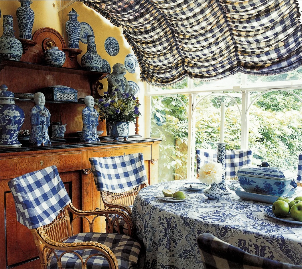 El icónico desayunador y el invernadero, ubicados en la planta baja, reunían una colección de porcelana china azul y blanca, otra de las grandes pasiones del modista.