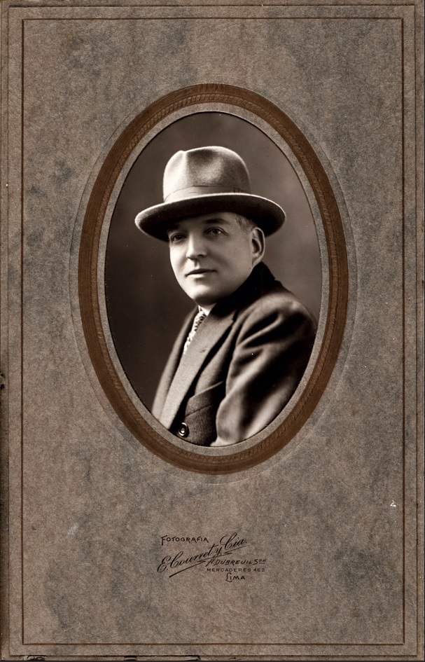 Adolfo Dubreuil. Caballero en estudio, fotografía tomada alrededor de 1895.