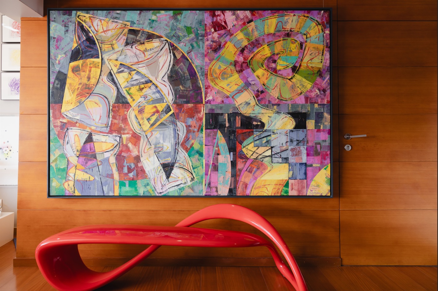 Un gran cuadro marca el ritmo del espacio y refuerza la presencia del movimiento ecuestre.