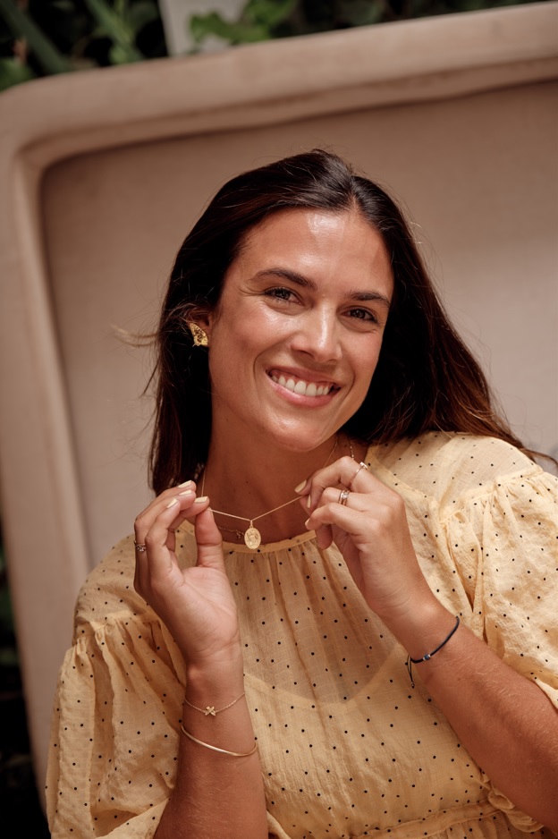 Paloma Derteano con su dije zodiacal de 12 Elementos, una joya que conecta símbolo e identidad