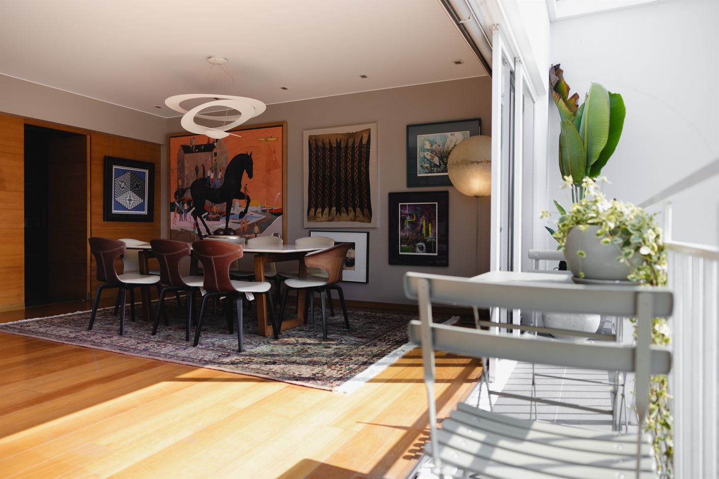 La luz natural entra desde el balcón y conecta la sala