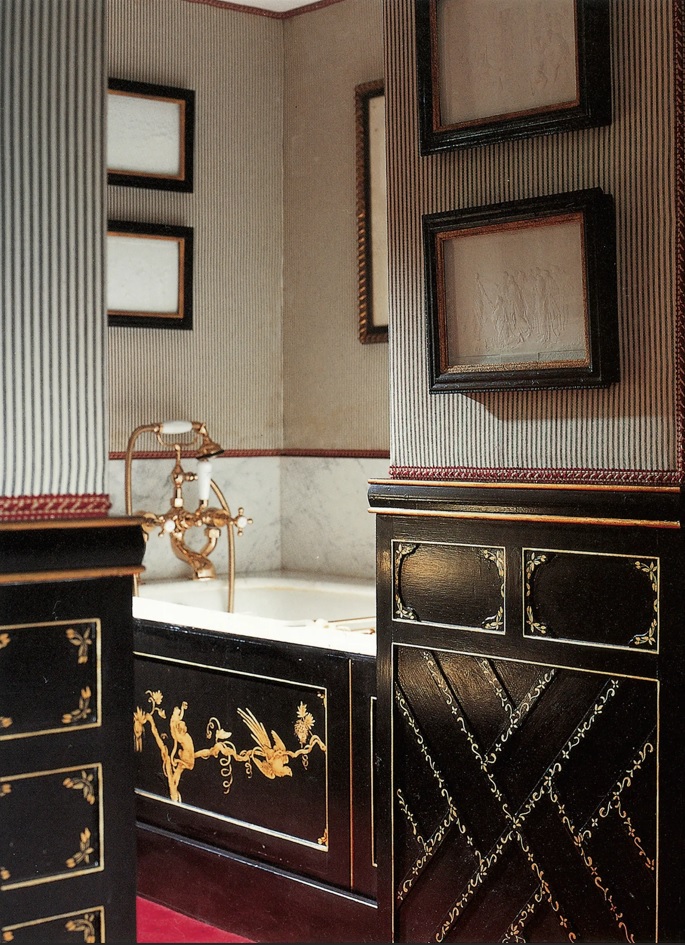 El baño combina una paleta en blanco y negro con detalles en bronce, logrando una elegancia sobria.