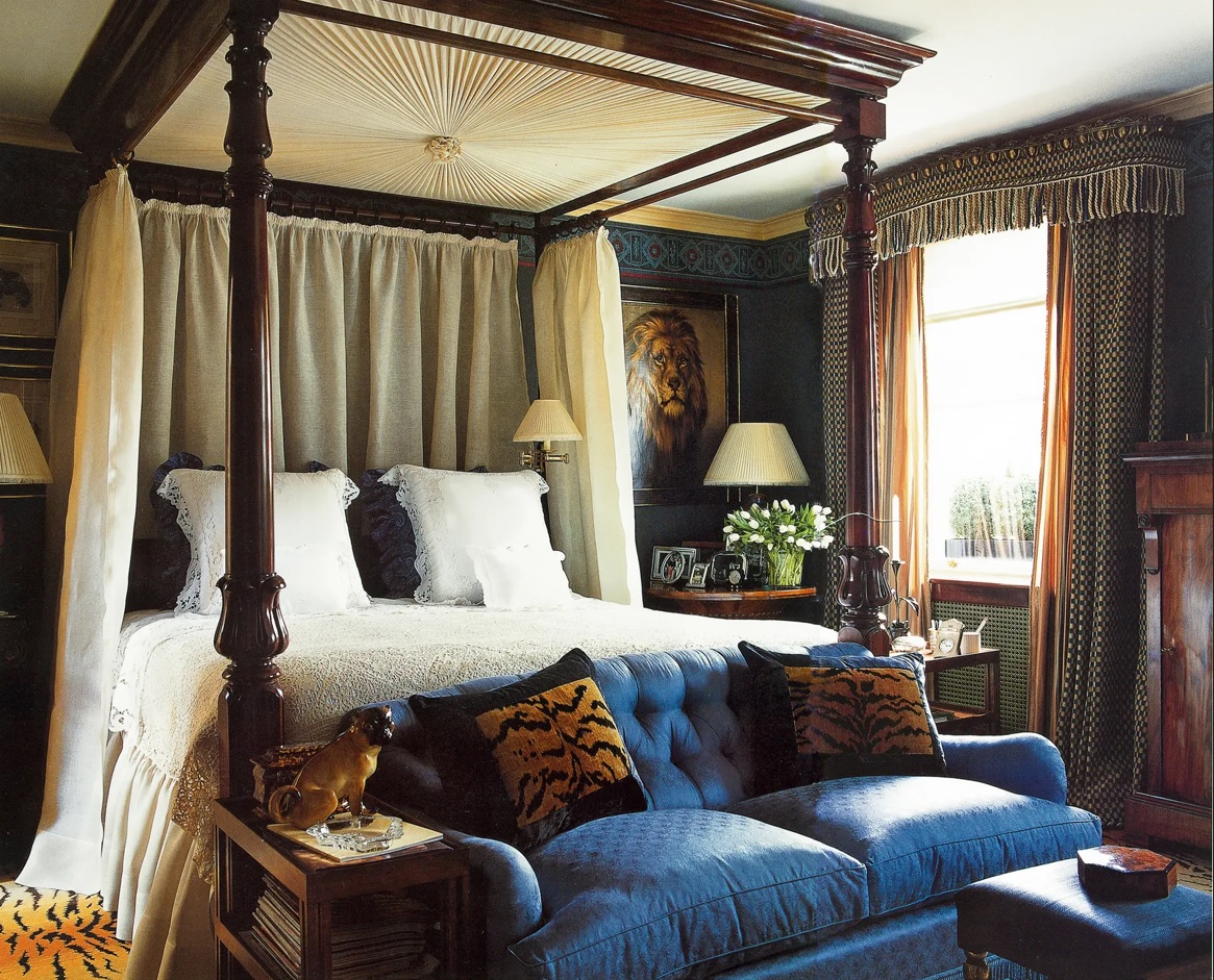 En el dormitorio de Valentino, una cama con dosel del siglo XVIII domina el espacio. Al pie, un sofá azul con cojines de rayas de tigre. “Me gusta el mobiliario grande en habitaciones pequeñas. Tiene impacto”, comentaba el modista.