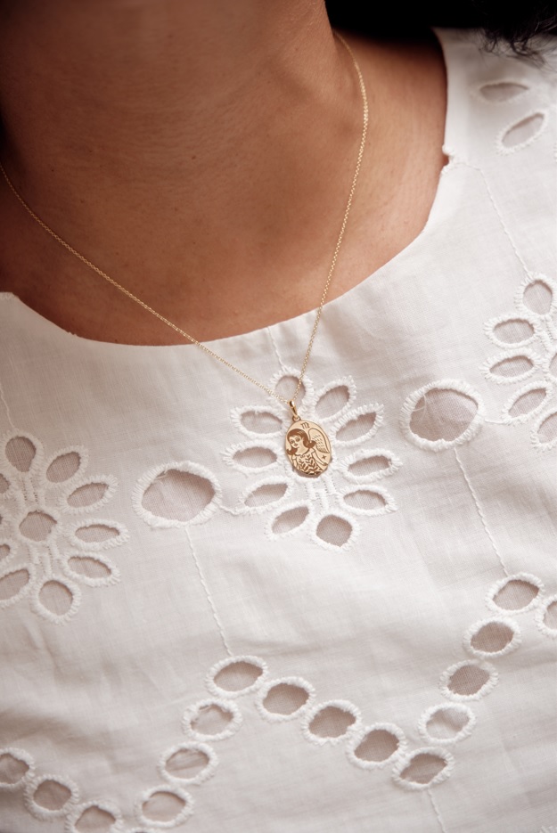 Arte que se lleva puesto: símbolos convertidos en joyas atemporales.