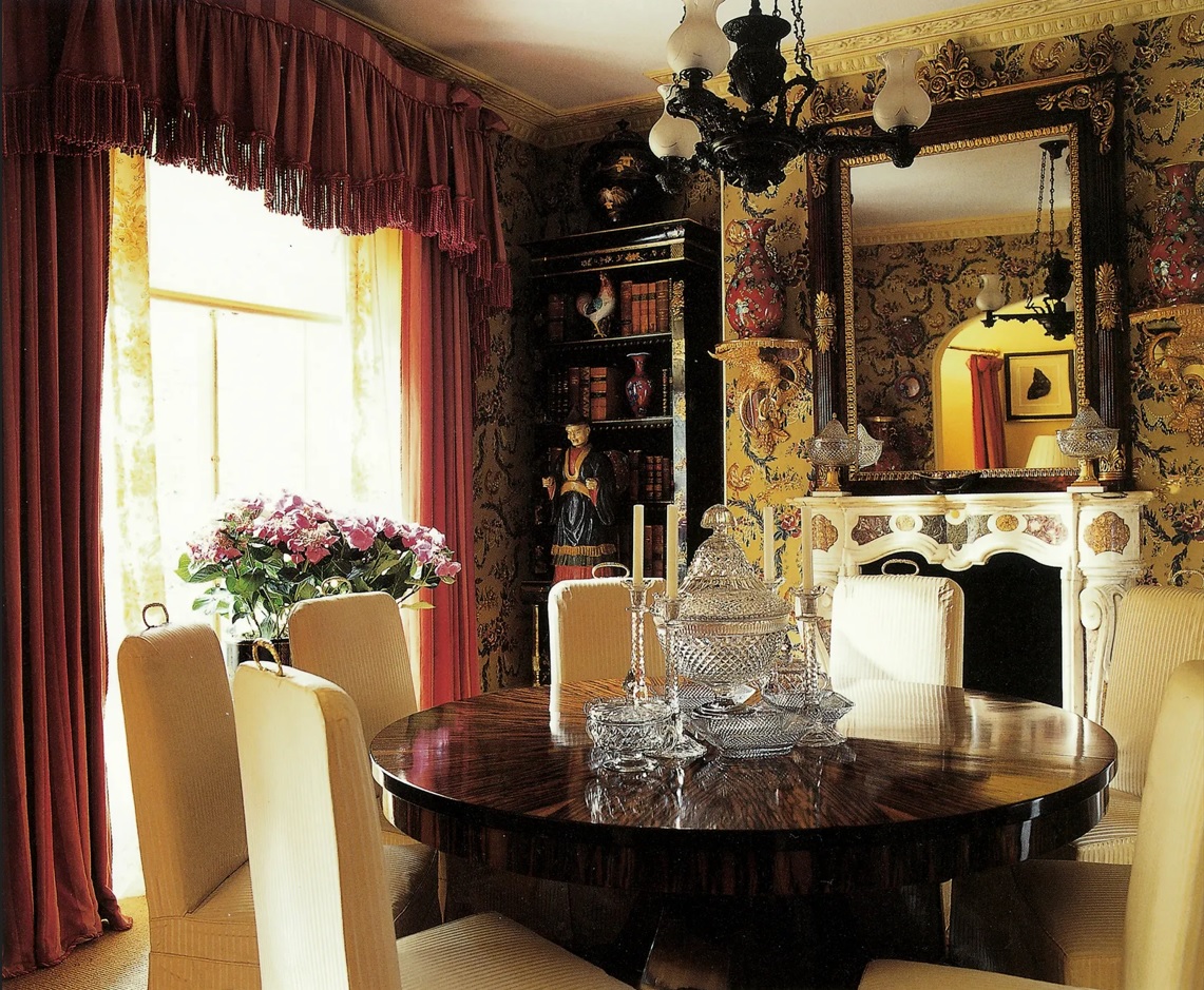 En el comedor, una reproducción del papel tapiz francés del siglo XVIII Le Coq marca el carácter del espacio: audaz y sofisticado, acompañado por esculturas y jarrones chinos, gallos de porcelana y cristal irlandés sobre la mesa.