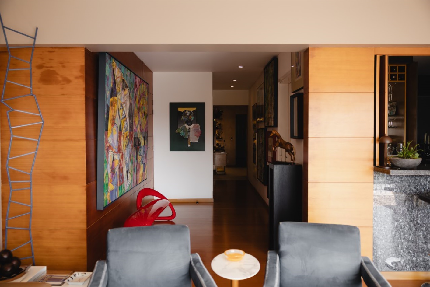 El arte marca el recorrido del departamento y conecta los espacios con naturalidad y carácter.