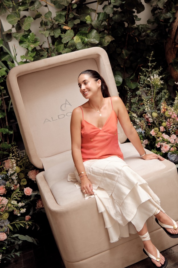 Un detalle con sentido: María Plevisani llevando su signo en oro de 18K.