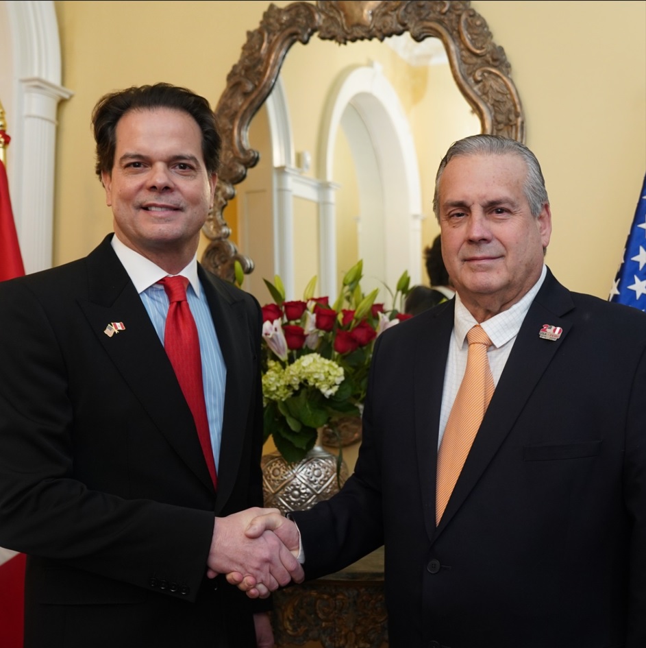 Alfredo Ferrero junto a Bernie Navarro, nuevo embajador de Estados Unidos en el Perú, en una etapa clave para profundizar la relación bilateral.