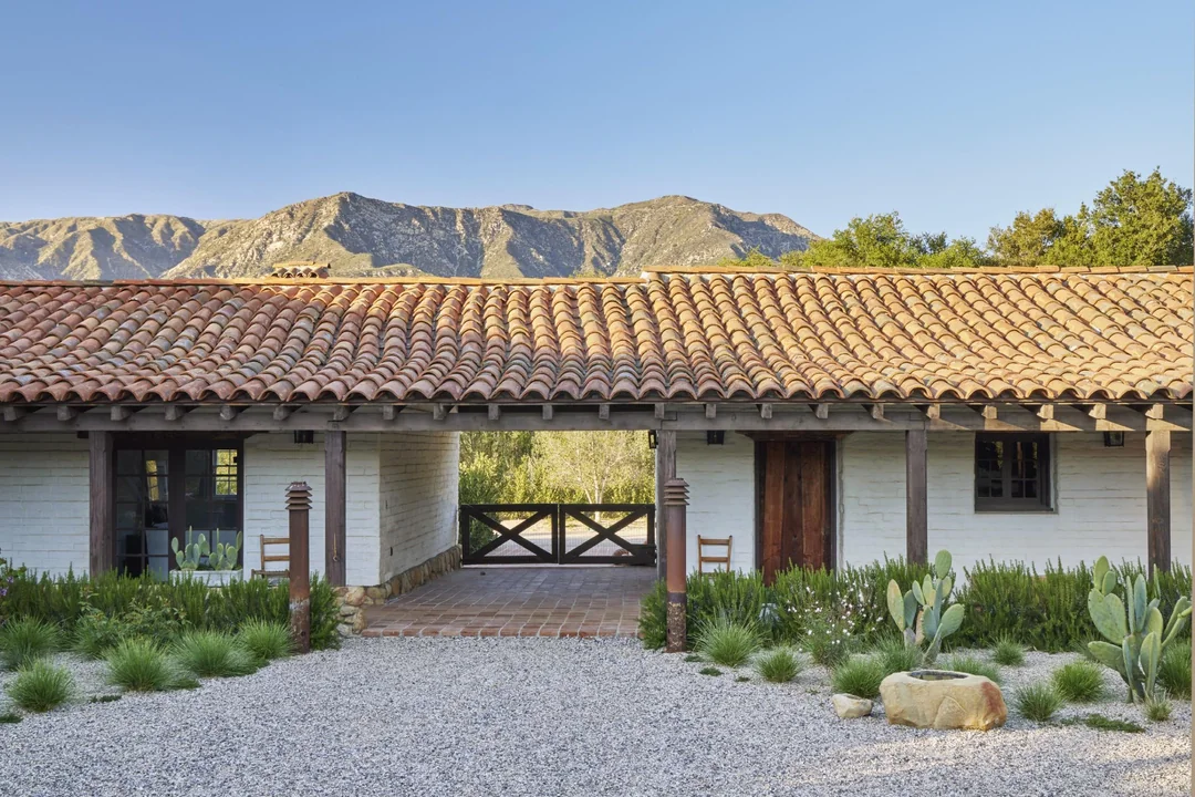 Tejas de barro, muros blancos y montaña al fondo: la entrada al refugio campestre de Kendall Jenner en Montecito.